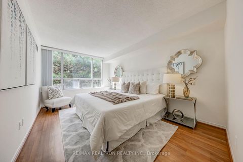 Photo 10 at 206 - 11 Townsgate Drive, Yorkhill, Vaughan