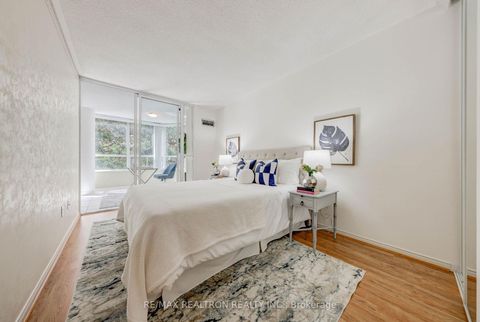 Photo 13 at 206 - 11 Townsgate Drive, Yorkhill, Vaughan