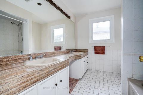 Photo 36 at 19 Stubbs Drive, Windfields, Toronto
