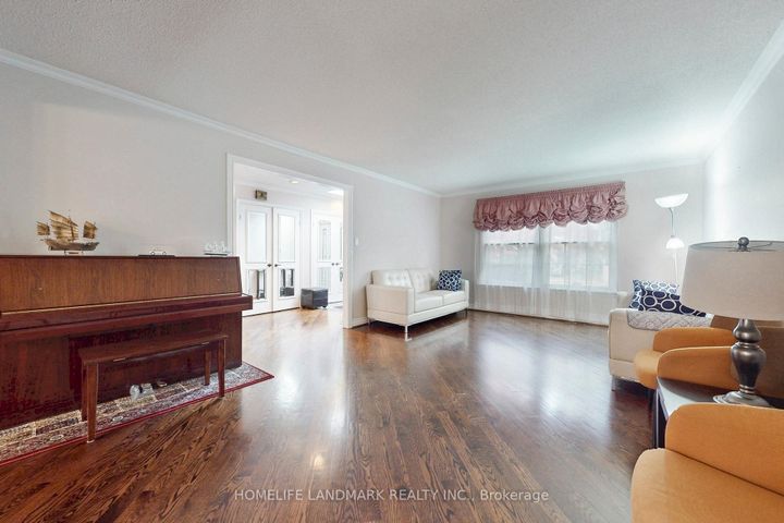 Photo 4 at 147 Mossgrove Trail, Windfields, Toronto