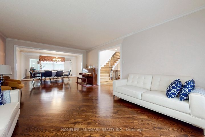 Photo 5 at 147 Mossgrove Trail, Windfields, Toronto