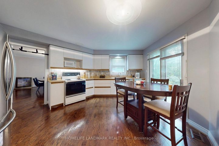 Photo 10 at 147 Mossgrove Trail, Windfields, Toronto