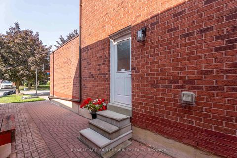 Photo 6 at 50 Waltham Crescent, Doncrest, Richmond Hill