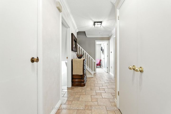 Photo 2 at 6 Lilac Court, Ancaster, Hamilton