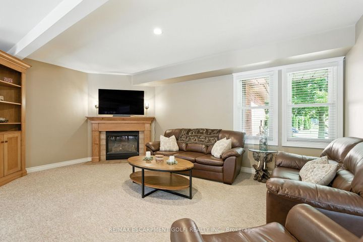 Photo 3 at 6 Lilac Court, Ancaster, Hamilton