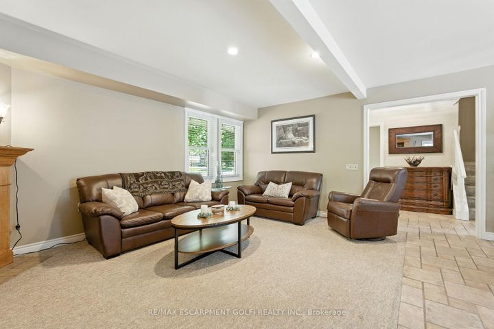 Photo 4 at 6 Lilac Court, Ancaster, Hamilton