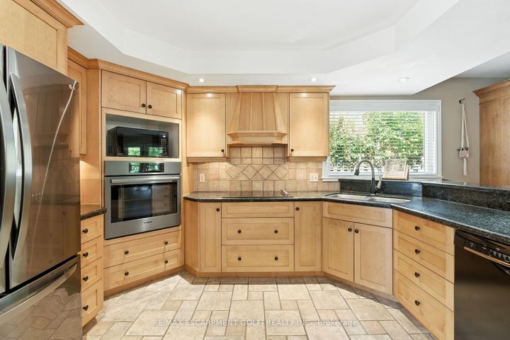 Photo 7 at 6 Lilac Court, Ancaster, Hamilton