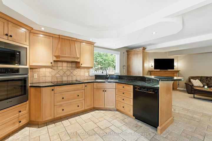 Photo 8 at 6 Lilac Court, Ancaster, Hamilton