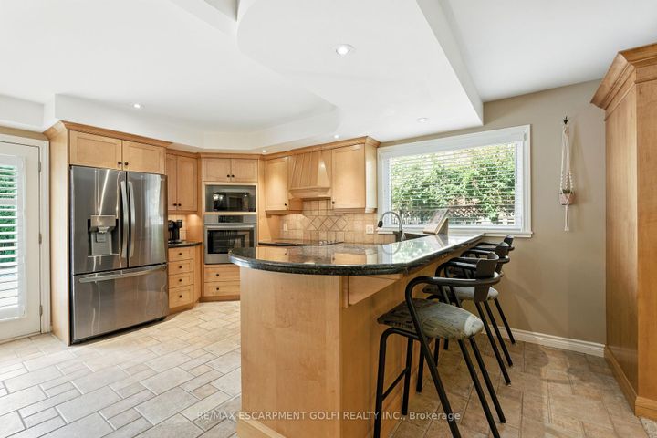 Photo 9 at 6 Lilac Court, Ancaster, Hamilton