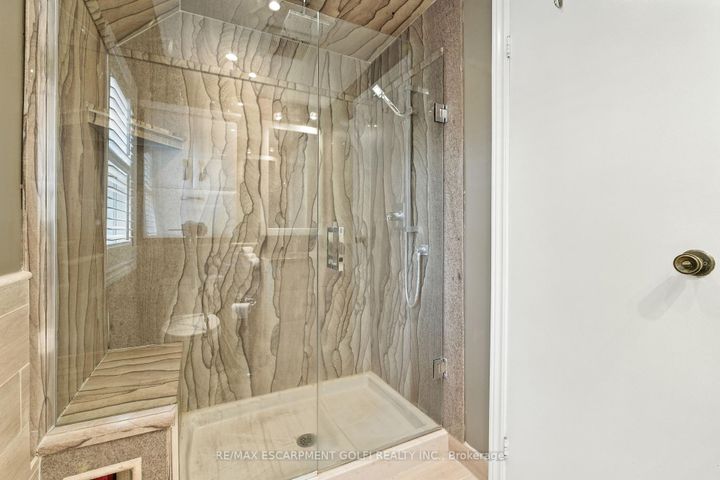 Photo 11 at 6 Lilac Court, Ancaster, Hamilton