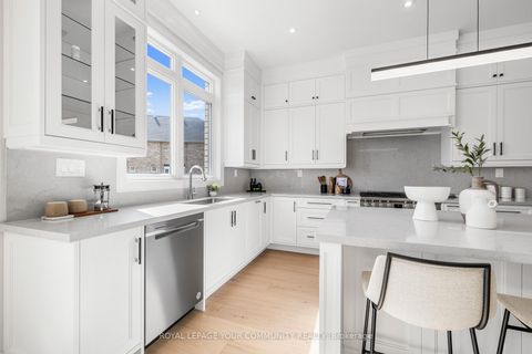 Photo 10 at 2 Bunn Court, Bayview Northeast, Aurora