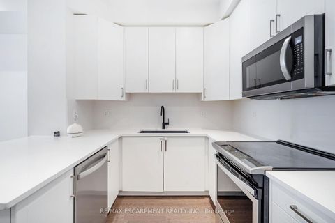 Photo 4 at 42 - 79 Elder Avenue, Long Branch, Toronto