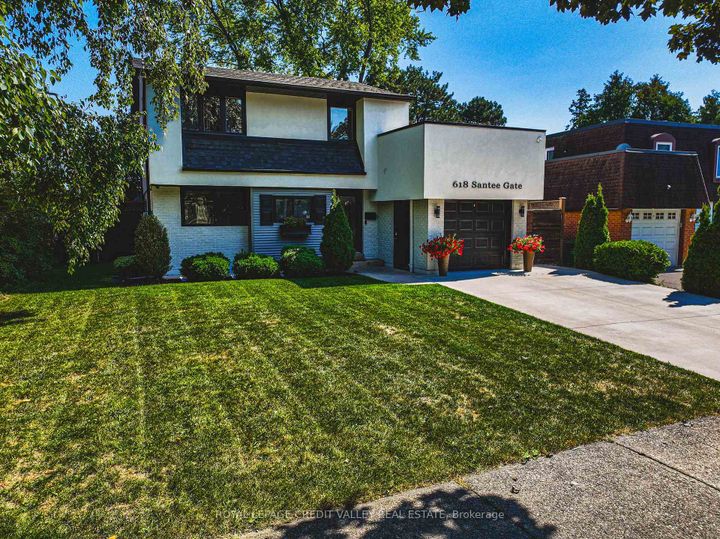 Photo 2 at 618 Santee Gate, Mississauga Valleys, Mississauga