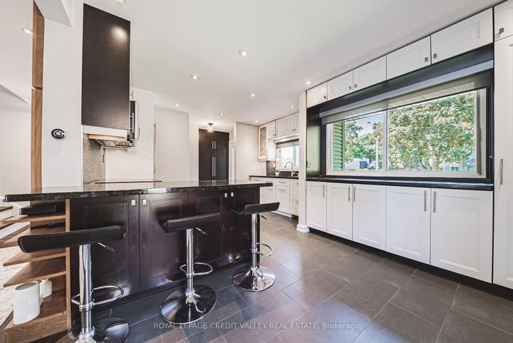 Photo 4 at 618 Santee Gate, Mississauga Valleys, Mississauga