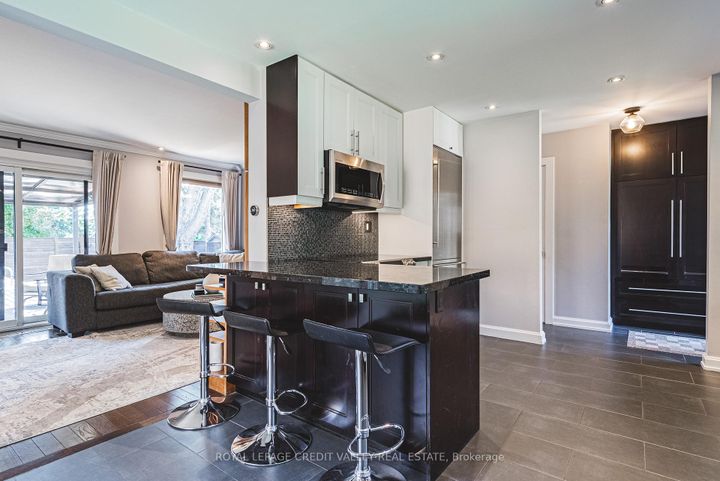 Photo 5 at 618 Santee Gate, Mississauga Valleys, Mississauga