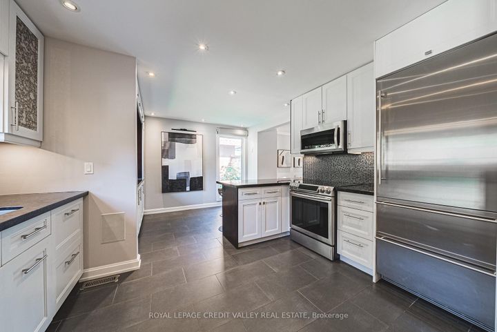 Photo 12 at 618 Santee Gate, Mississauga Valleys, Mississauga