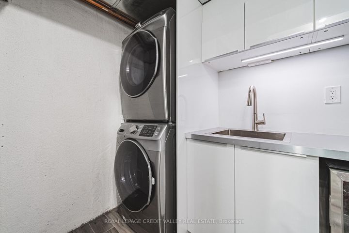Photo 34 at 618 Santee Gate, Mississauga Valleys, Mississauga
