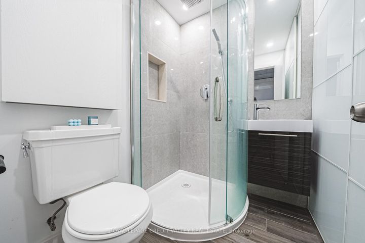Photo 35 at 618 Santee Gate, Mississauga Valleys, Mississauga