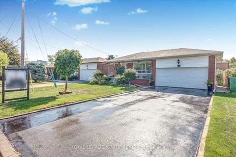 Photo 1 at 237 Blake Avenue, Newtonbrook West, Toronto
