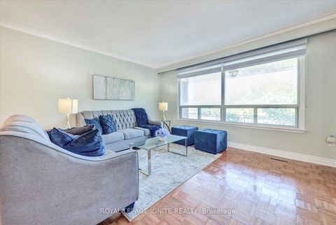 Photo 3 at 237 Blake Avenue, Newtonbrook West, Toronto