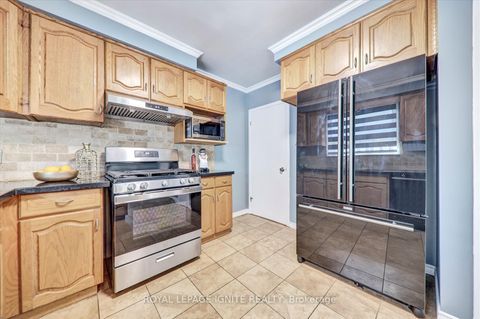 Photo 11 at 237 Blake Avenue, Newtonbrook West, Toronto
