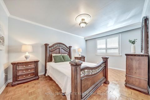 Photo 12 at 237 Blake Avenue, Newtonbrook West, Toronto