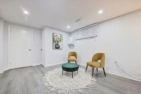 Photo 24 at 237 Blake Avenue, Newtonbrook West, Toronto