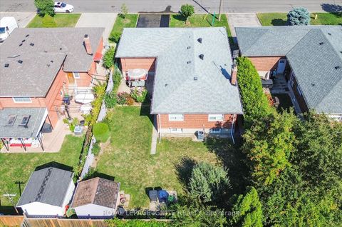 Photo 31 at 237 Blake Avenue, Newtonbrook West, Toronto