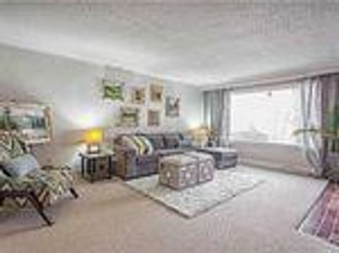 Photo 4 at 33 Farmcrest Drive, Sullivan, Toronto