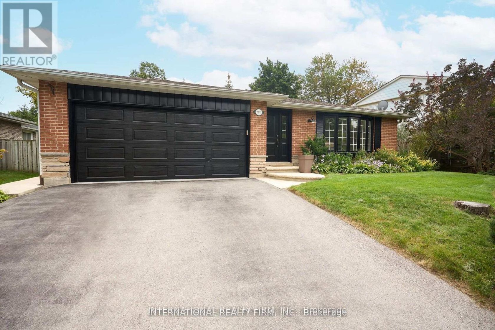 2292 Devon Road, FD Ford, Oakville by Alessia Polo 2292 Devon Road, FD Ford, Oakville