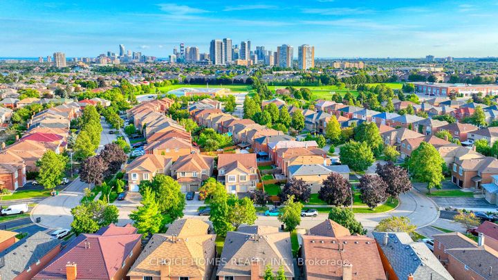 Photo 2 at 5551 Cosmic Crescent, Hurontario, Mississauga