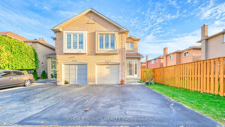 Photo 3 at 5551 Cosmic Crescent, Hurontario, Mississauga