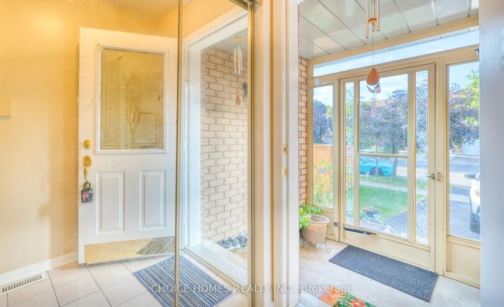 Photo 4 at 5551 Cosmic Crescent, Hurontario, Mississauga