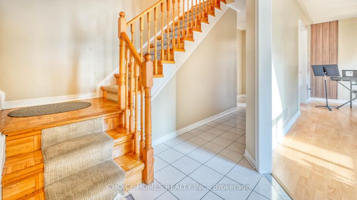 Photo 6 at 5551 Cosmic Crescent, Hurontario, Mississauga