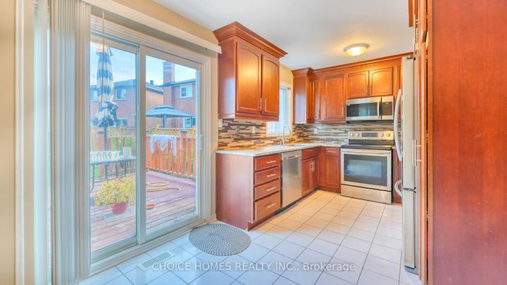 Photo 7 at 5551 Cosmic Crescent, Hurontario, Mississauga