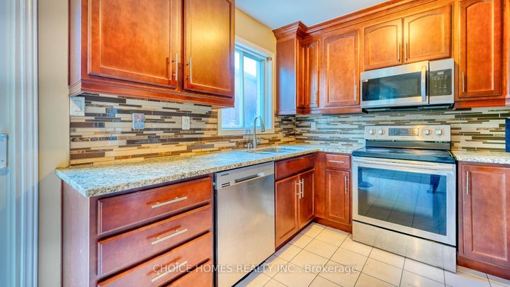 Photo 8 at 5551 Cosmic Crescent, Hurontario, Mississauga