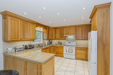 Photo 7 at 30 Rimmington Drive, Brownridge, Vaughan