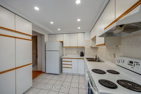 Photo 4 at 820 Bennett Crescent, Pinecrest, Oshawa