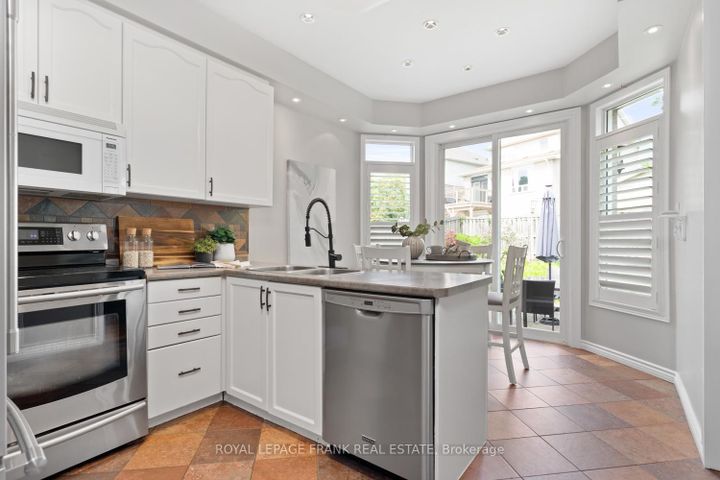 Photo 7 at 1089 Timberland Crescent, Pinecrest, Oshawa