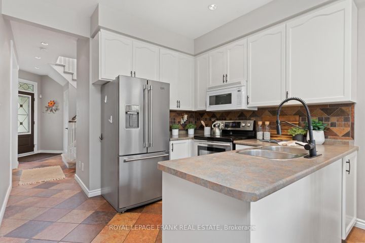 Photo 8 at 1089 Timberland Crescent, Pinecrest, Oshawa