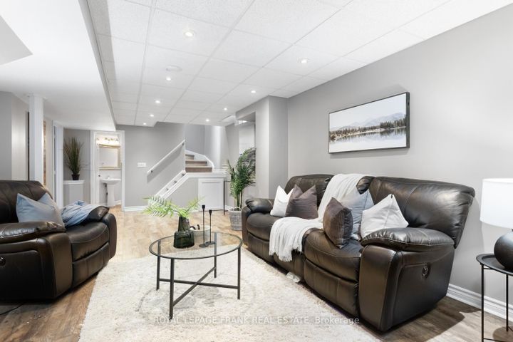 Photo 11 at 1089 Timberland Crescent, Pinecrest, Oshawa