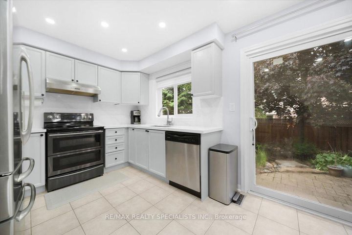 Photo 10 at 28 Redcastle Street, Fletcher's Meadow, Brampton
