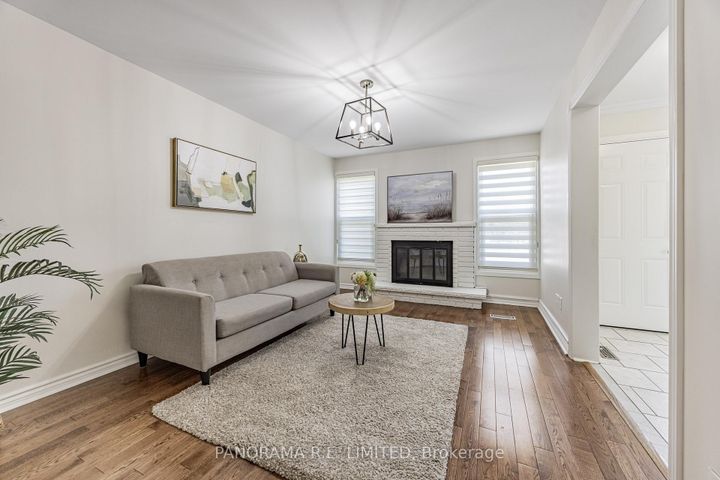 Photo 2 at 2915 Bramshaw Gardens, Meadowvale, Mississauga