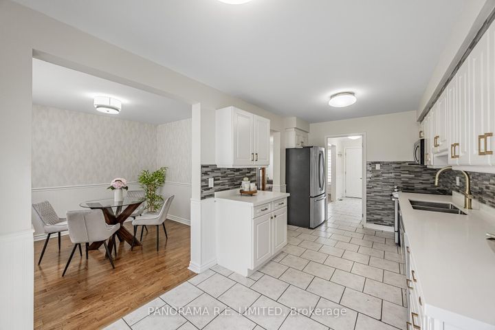 Photo 7 at 2915 Bramshaw Gardens, Meadowvale, Mississauga