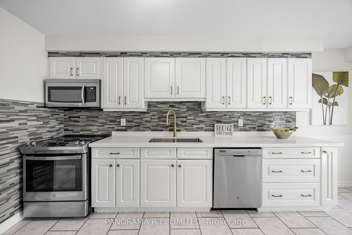 Photo 8 at 2915 Bramshaw Gardens, Meadowvale, Mississauga