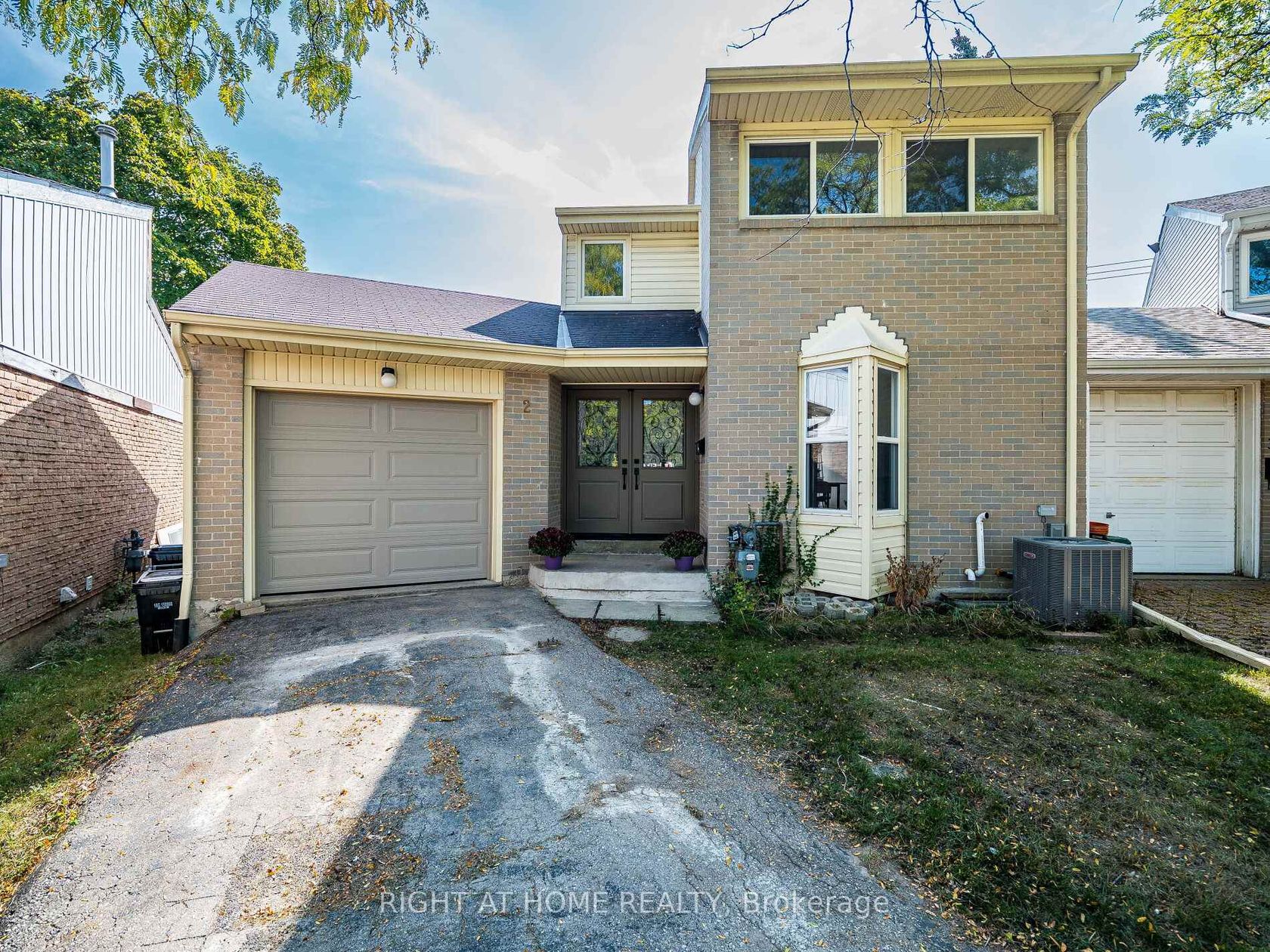2 Giles Court, Jamestown, Toronto 