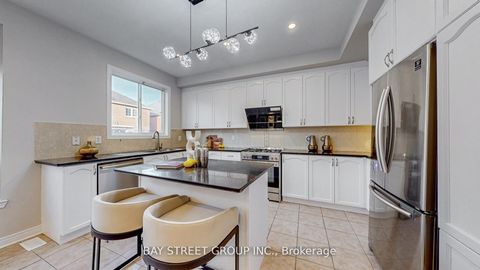 Photo 5 at 2292 Blue Oak Circle, WM Westmount, Oakville