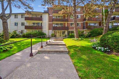 Photo 2 at 203 - 100 Coe Hill Drive, Swansea, Toronto