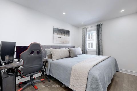 Photo 12 at 57 - 151 Townsgate Drive, Yorkhill, Vaughan