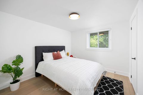 Photo 16 at 11 - 20 Budgell Terrace, Swansea, Toronto